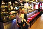 Sneek, 26 Oktober 2010
Manon Thomas met haar man Rudy Veenstra in hun nieuwe cafe De Sneeker Pan
Foto Peter Smulders BV