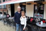 Sneek, 26 Oktober 2010
Manon Thomas met haar man Rudy Veenstra in hun nieuwe cafe De Sneeker Pan
Foto Peter Smulders BV