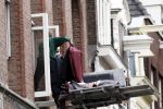 Amsterdam 26 oktober 2010
Martijn Krabbe laat meubelen en dergelijke verhuizen van zijn huis naar zijn appartement . Hij woont tijdelijk in zijn appartement en Amandas krijgt nieuwe meubelen in hun huis.
Peter Smulders bv