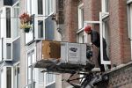 Amsterdam 26 oktober 2010
Martijn Krabbe laat meubelen en dergelijke verhuizen van zijn huis naar zijn appartement . Hij woont tijdelijk in zijn appartement en Amandas krijgt nieuwe meubelen in hun huis.
Peter Smulders bv