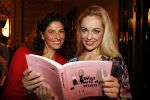 Amsterdam 26 oktober 2010
Presentatie boek Femmetje de Wind en Mirjam v d Broeke in het college hotel.
Tatjana ontvangt het eerste boek.
Peter Smulders bv