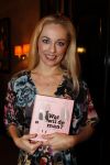 Amsterdam 26 oktober 2010
Presentatie boek Femmetje de Wind en Mirjam v d Broeke in het college hotel.
Tatjana ontvangt het eerste boek.
Peter Smulders bv