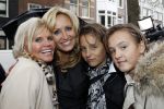 Amsterdam 5 november 2010
Onthulling beeld Jan en Mien Froger op de elandsgracht op de 50e verjaardag van hun zoon Rene Froger. Aanwezig waren oa Rene Natasja Didier Maxim Danny Natasja en Charly Froger . Dominique Grant heeft het beeld gemaakt. Moeder Natasja
Peter Smulders bv