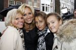 Amsterdam 5 november 2010
Onthulling beeld Jan en Mien Froger op de elandsgracht op de 50e verjaardag van hun zoon Rene Froger. Aanwezig waren oa Rene Natasja Didier Maxim Danny Natasja en Charly Froger . Dominique Grant heeft het beeld gemaakt. Moeder Natasja
Peter Smulders bv
