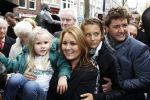 Amsterdam 5 november 2010
Onthulling beeld Jan en Mien Froger op de elandsgracht op de 50e verjaardag van hun zoon Rene Froger. Aanwezig waren oa Rene Natasja Didier Maxim Danny Natasja en Charly Froger . Dominique Grant heeft het beeld gemaakt. Ook de zussen van Rene zijn er natuurlijk bij
Peter Smulders bv