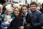 Amsterdam 5 november 2010
Onthulling beeld Jan en Mien Froger op de elandsgracht op de 50e verjaardag van hun zoon Rene Froger. Aanwezig waren oa Rene Natasja Didier Maxim Danny Natasja en Charly Froger . Dominique Grant heeft het beeld gemaakt. Ook de zussen van Rene zijn er natuurlijk bij
Peter Smulders bv