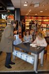 Schiphol 3 november 2010
Signeersessie van de Noorse prinses Martha Louise en Elisabeth Samnoy bij de ako winkel op schiphol.
Peter Smulders bv