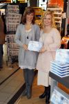 Schiphol 3 november 2010
Signeersessie van de Noorse prinses Martha Louise en Elisabeth Samnoy bij de ako winkel op schiphol.
Peter Smulders bv