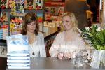 Schiphol 3 november 2010
Signeersessie van de Noorse prinses Martha Louise en Elisabeth Samnoy bij de ako winkel op schiphol.
Peter Smulders bv