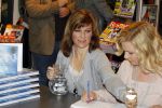 Schiphol 3 november 2010
Signeersessie van de Noorse prinses Martha Louise en Elisabeth Samnoy bij de ako winkel op schiphol.
Peter Smulders bv