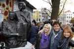 Amsterdam 5 november 2010
Onthulling beeld Jan en Mien Froger op de elandsgracht op de 50e verjaardag van hun zoon Rene Froger. Aanwezig waren oa Rene Natasja Didier Maxim Danny Natasja en Charly Froger . Dominique Grant heeft het beeld gemaakt. Ook de zussen van Rene zijn er natuurlijk bij
Peter Smulders bv