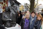Amsterdam 5 november 2010
Onthulling beeld Jan en Mien Froger op de elandsgracht op de 50e verjaardag van hun zoon Rene Froger. Aanwezig waren oa Rene Natasja Didier Maxim Danny Natasja en Charly Froger . Dominique Grant heeft het beeld gemaakt. Ook de zussen van Rene zijn er natuurlijk bij
Peter Smulders bv