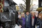 Amsterdam 5 november 2010
Onthulling beeld Jan en Mien Froger op de elandsgracht op de 50e verjaardag van hun zoon Rene Froger. Aanwezig waren oa Rene Natasja Didier Maxim Danny Natasja en Charly Froger . Dominique Grant heeft het beeld gemaakt. Ook de zussen van Rene zijn er natuurlijk bij
Peter Smulders bv