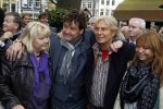 Amsterdam 5 november 2010
Onthulling beeld Jan en Mien Froger op de elandsgracht op de 50e verjaardag van hun zoon Rene Froger. Aanwezig waren oa Rene Natasja Didier Maxim Danny Natasja en Charly Froger . Dominique Grant heeft het beeld gemaakt. Ook de zussen van Rene zijn er natuurlijk bij
Peter Smulders bv