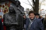 Amsterdam 5 november 2010
Onthulling beeld Jan en Mien Froger op de elandsgracht op de 50e verjaardag van hun zoon Rene Froger. Aanwezig waren oa Rene Natasja Didier Maxim Danny Natasja en Charly Froger . Dominique Grant heeft het beeld gemaakt.
Peter Smulders bv