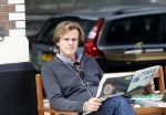 Amsterdam 19 juli 2011
Alex de Vries leest het Parool.
Peter Smulders bv