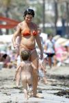 Ibiza 26 juli 2011
Wendy v Dijk met Erland Galjaard en Sem en Lizzy op het strand. Ook Martijn Amanda Bickel Jasmijn Achilles en Michelle Krabbe zijn aanwezig bij coco beach.
Peter Smulders bv