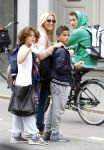 Amsterdam 19 juli 2011
Angela v Hulten met haar zoons Ruben en Justin.
Peter Smulders bv