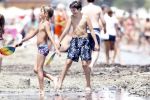 Ibiza 26 juli 2011
Wendy v Dijk met Erland Galjaard en Sem en Lizzy op het strand. Ook Martijn Amanda Bickel Jasmijn Achilles en Michelle Krabbe zijn aanwezig bij coco beach.
Peter Smulders bv