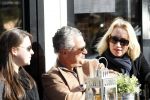 Amsterdam 22 oktober 2011
Bram Moszkowicz met vriendin Eva Jinek en dochter op terras.
Peter Smulders bv