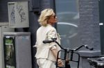 Amsterdam 22 juli 2011
Connie Breukhoven doet boodschappen op de cornelis schuytstraat.
Peter Smulders bv