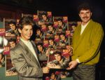 Amsterdam, 15 Oktober 1987
Centraal Station overhandiging LP van Danny de munk door Robert Long
foto Peter Smulders BV