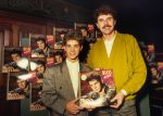 Amsterdam, 15 Oktober 1987
Centraal Station overhandiging LP van Danny de munk door Robert Long
foto Peter Smulders BV