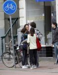 Amsterdam 30 juli 2011
Youp van t Hek en zijn vrouw Debby petter laten aan hun kinderen Sterre Anna en Julius hun nieuwe huis zien.
Peter Smulders bv