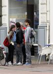 Amsterdam 30 juli 2011
Youp van t Hek en zijn vrouw Debby petter laten aan hun kinderen Sterre Anna en Julius hun nieuwe huis zien.
Peter Smulders bv