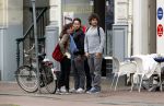Amsterdam 30 juli 2011
Youp van t Hek en zijn vrouw Debby petter laten aan hun kinderen Sterre Anna en Julius hun nieuwe huis zien.
Peter Smulders bv