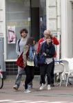 Amsterdam 30 juli 2011
Youp van t Hek en zijn vrouw Debby petter laten aan hun kinderen Sterre Anna en Julius hun nieuwe huis zien.
Peter Smulders bv