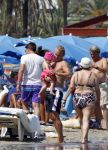 Ibiza 26 juli 2011
Wendy v Dijk met Erland Galjaard en Sem en Lizzy op het strand. Ook Martijn Amanda Bickel Jasmijn Achilles en Michelle Krabbe zijn aanwezig bij coco beach.
Peter Smulders bv