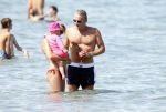 Ibiza 26 juli 2011
Wendy v Dijk met Erland Galjaard en Sem en Lizzy op het strand. Ook Martijn Amanda Bickel Jasmijn Achilles en Michelle Krabbe zijn aanwezig bij coco beach.
Peter Smulders bv