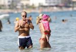 Ibiza 26 juli 2011
Wendy v Dijk met Erland Galjaard en Sem en Lizzy op het strand. Ook Martijn Amanda Bickel Jasmijn Achilles en Michelle Krabbe zijn aanwezig bij coco beach.
Peter Smulders bv