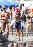 Ibiza 26 juli 2011
Wendy v Dijk met Erland Galjaard en Sem en Lizzy op het strand. Ook Martijn Amanda Bickel Jasmijn Achilles en Michelle Krabbe zijn aanwezig bij coco beach.
Peter Smulders bv
