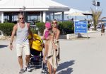 Ibiza 26 juli 2011
Wendy v Dijk met Erland Galjaard en Sem en Lizzy op het strand. Ook Martijn Amanda Bickel Jasmijn Achilles en Michelle Krabbe zijn aanwezig bij coco beach.
Peter Smulders bv
