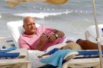 Ibiza 27 juli 2011
Herman den Blijker rust uit op het strandvan Coco Beach op ibiza.
Peter Smulders bv