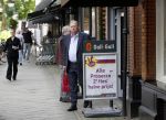 Amsterdam 19 juli 2011
Huub oosterhuis doet boodschappen op de cornelis schuytstraat.
Peter Smulders bv