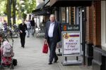 Amsterdam 19 juli 2011
Huub oosterhuis doet boodschappen op de cornelis schuytstraat.
Peter Smulders bv