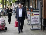 Amsterdam 19 juli 2011
Huub oosterhuis doet boodschappen op de cornelis schuytstraat.
Peter Smulders bv