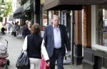 Amsterdam 19 juli 2011
Huub oosterhuis doet boodschappen op de cornelis schuytstraat.
Peter Smulders bv