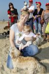 Scheveningen 2 oktober 2011
Bridget Maasland organiseert de dogwalk op het strand van Scheveningen.Isabelle Brinkman met dochtertje
Peter Smulders bv