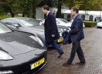 Den Haag 9 oktober 2011
Jan Peter Balkenende laat aan Marc Rutte zijn nieuwe Porsche panamera Hybride zien.
Peter Smulders bv