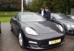 Den Haag 9 oktober 2011
Jan Peter Balkenende laat aan Marc Rutte zijn nieuwe Porsche panamera Hybride zien.
Peter Smulders bv