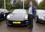 Den Haag 9 oktober 2011
Jan Peter Balkenende laat aan Marc Rutte zijn nieuwe Porsche panamera Hybride zien.
Peter Smulders bv