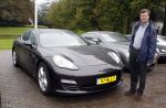 Den Haag 9 oktober 2011
Jan Peter Balkenende laat aan Marc Rutte zijn nieuwe Porsche panamera Hybride zien.
Peter Smulders bv