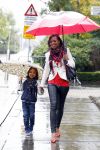 Amsterdam12 oktober 2011
Jasmine Sendar met zoon onder paraplu
Peter Smulders bv