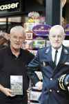 Amsterdam 8 oktober 2011
Joop v Riessen (oud hoofdcommisaris politie Amsterdam) met een boek dat hij geschreven is.
Peter Smulders bv