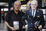 Amsterdam 8 oktober 2011
Joop v Riessen (oud hoofdcommisaris politie Amsterdam) met een boek dat hij geschreven is.
Peter Smulders bv