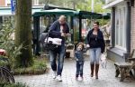 Amsterdam 8 oktober 2011
Lange Frans Frederiks  met zijn vrouw Danielle en zoon en baby Danie voor het eerst buiten.
Peter Smulders bv